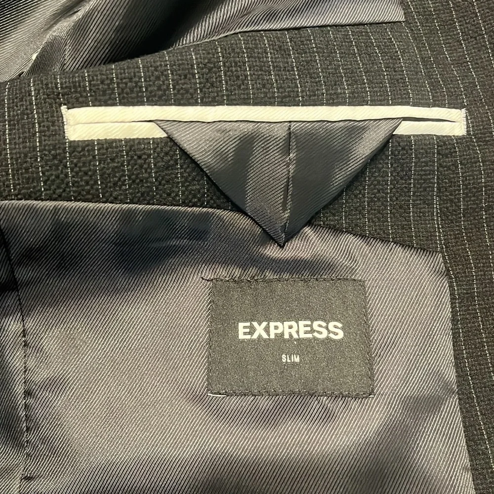 Gorgeous blazer, never worn. Subtle grey/white pinstripes. Slim fit. - Picture 6 of 6